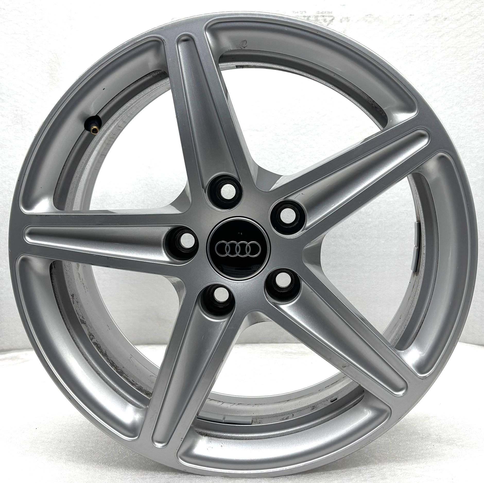Audi A4 - 8W0601025EF